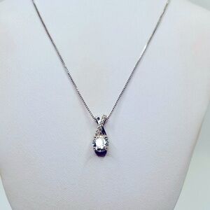 Elegant Silver Teardrop Pendant Necklace​​​​​​​